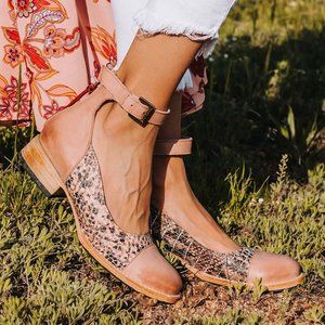 FREEBIRD MARILYN, NIB, SZ 8, PINK MULTI SNAKE